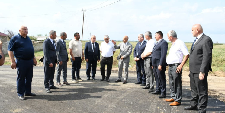 Rayon rəhbəri Molalan kəndində asfalt örtüyü döşənən avtomobil yoluna baxış keçirib
