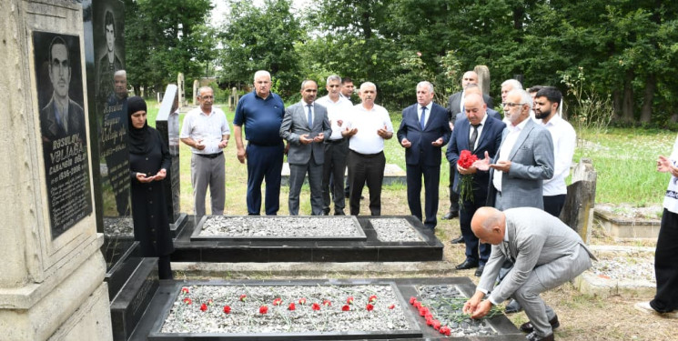 Rayon rəhbəri Molalan kəndinə səfəri çərçivəsində şəhid məzarlarını ziyarət edib